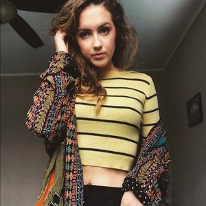 💛 yellow striped crop top